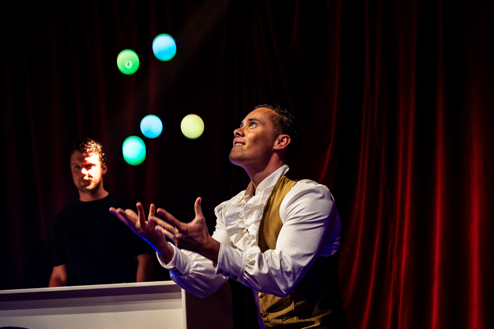 Jongleur met lichtgevende ballen tijdens een circusact