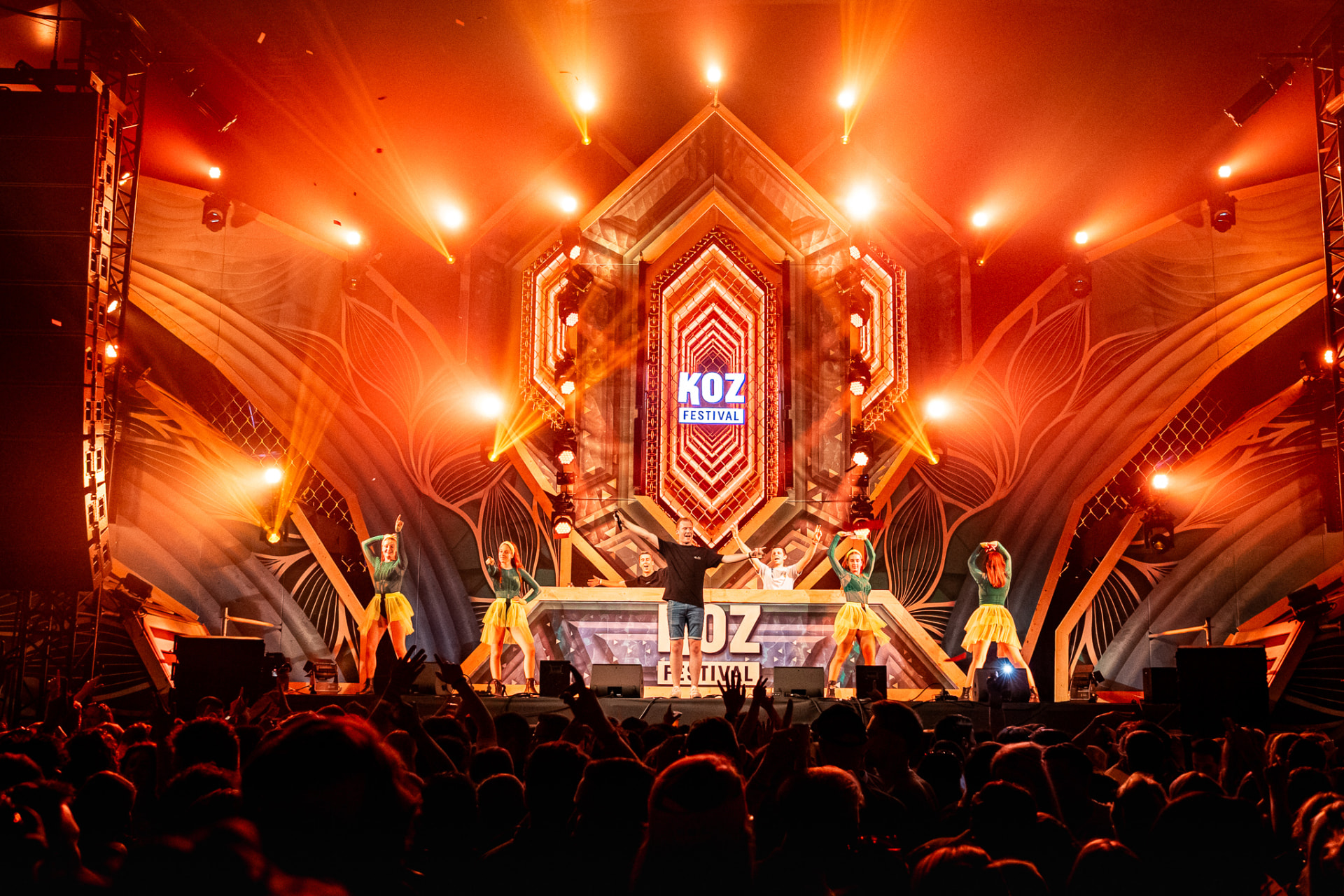 Dansers op de mainstage van KOZ Festival voor een vol publiek