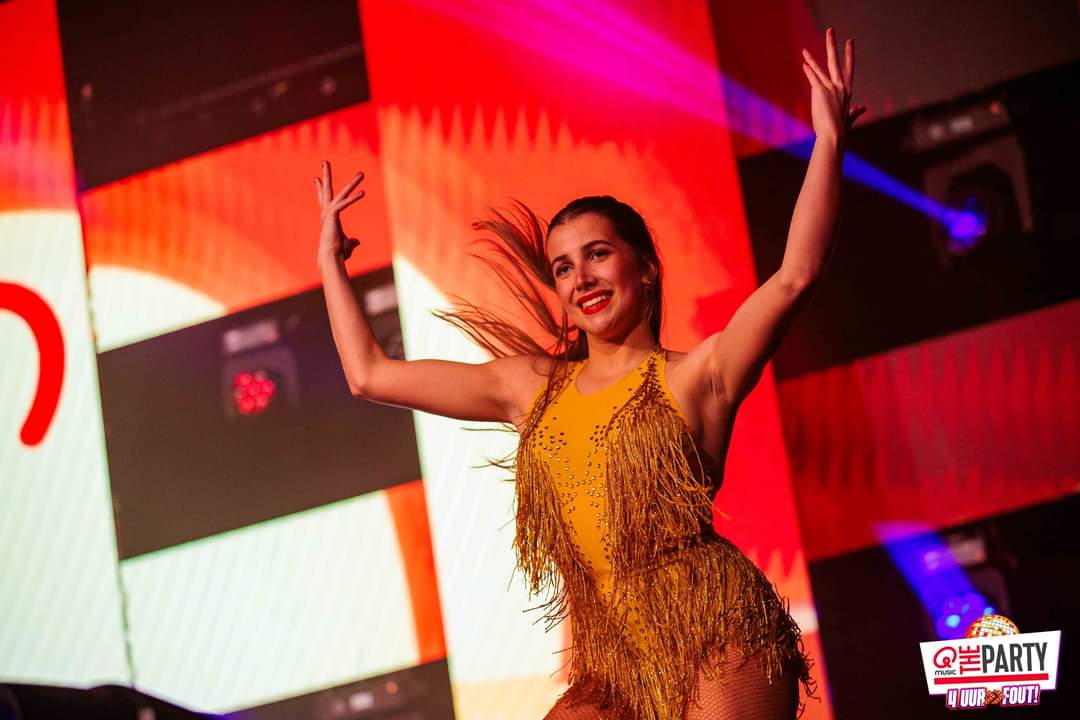 Danseres in gouden fringe outfit tijdens Q-music The Party