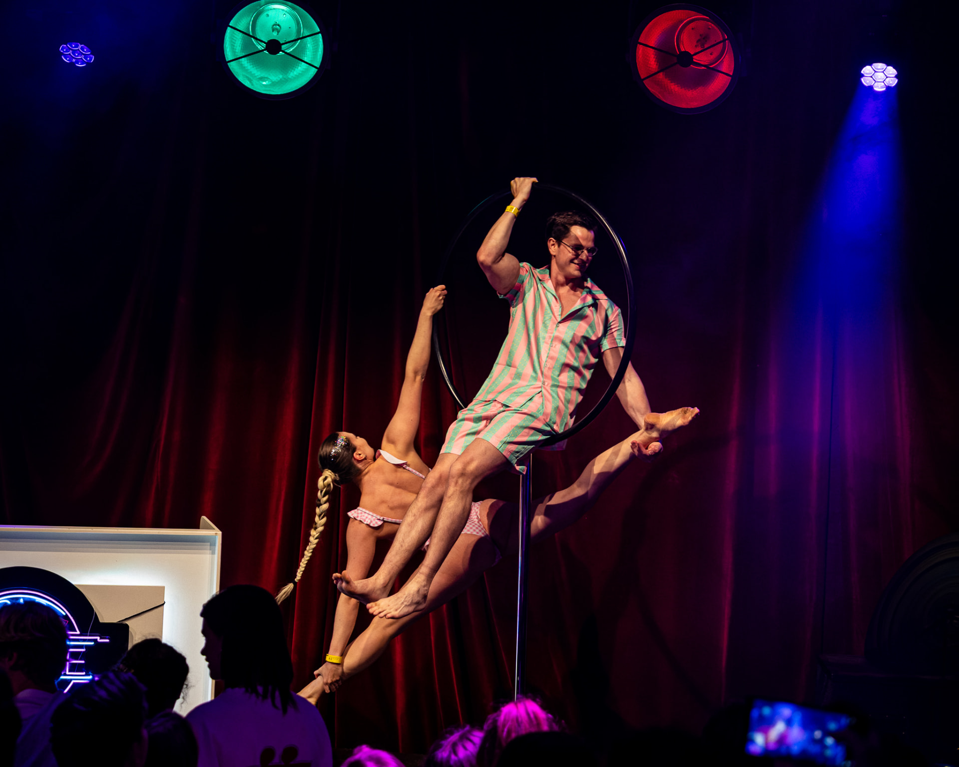 Aerial duo act in de hoepel tijdens een theatershow