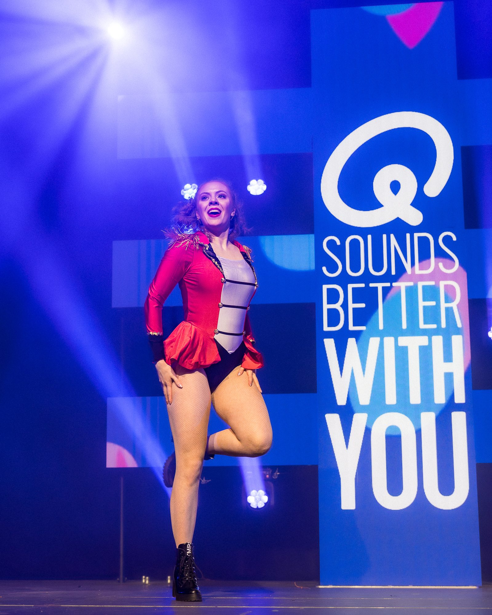 Danseres in rood circuskostuum op het Q-music podium