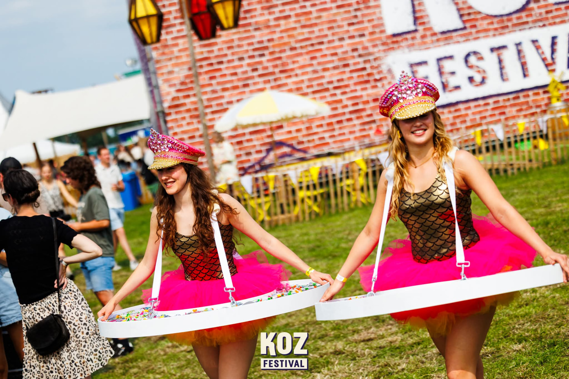 Candy Girls met snoepbladen lopen rond op KOZ Festival
