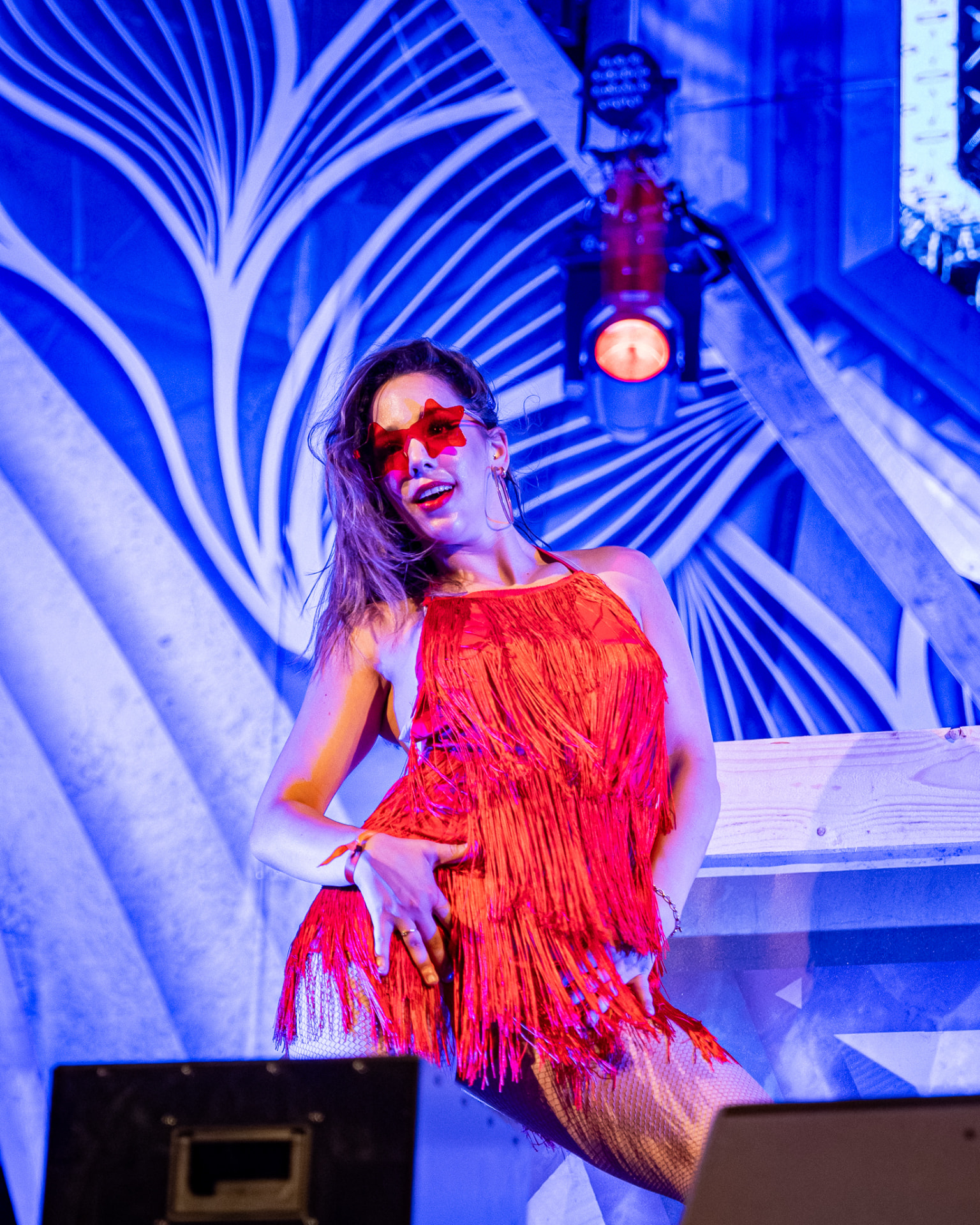 Danseres in rood franjekostuum op het festivalpodium