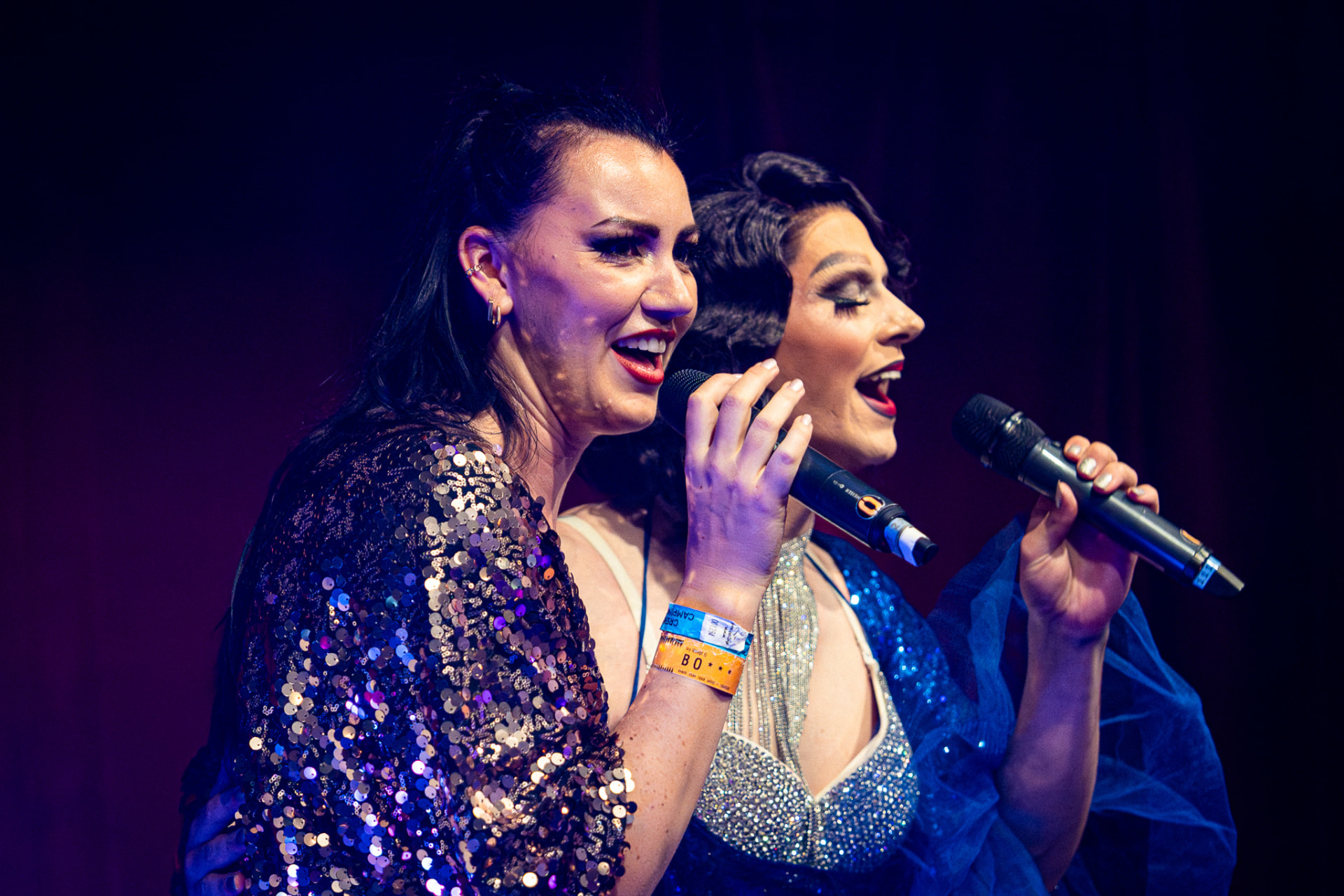 Vera Virgin en zangeres zingen samen in de spotlight