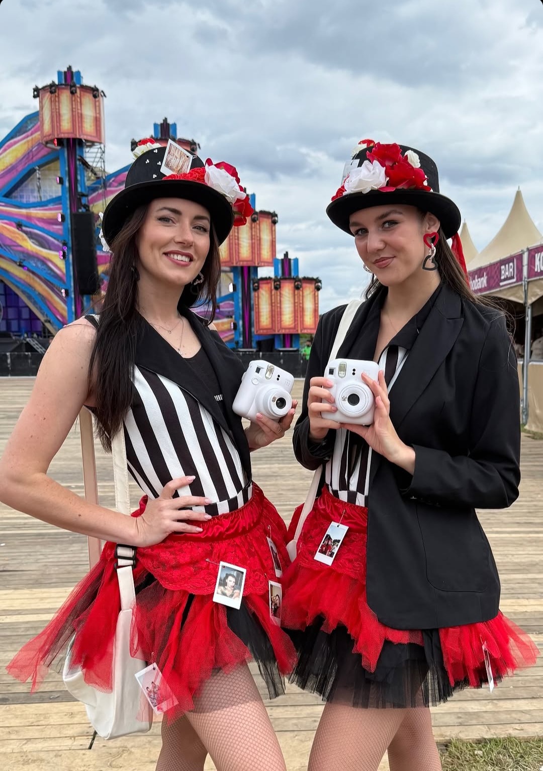 Polaroid Ladies in zwart-wit outfits met rode tutu's en instant camera's