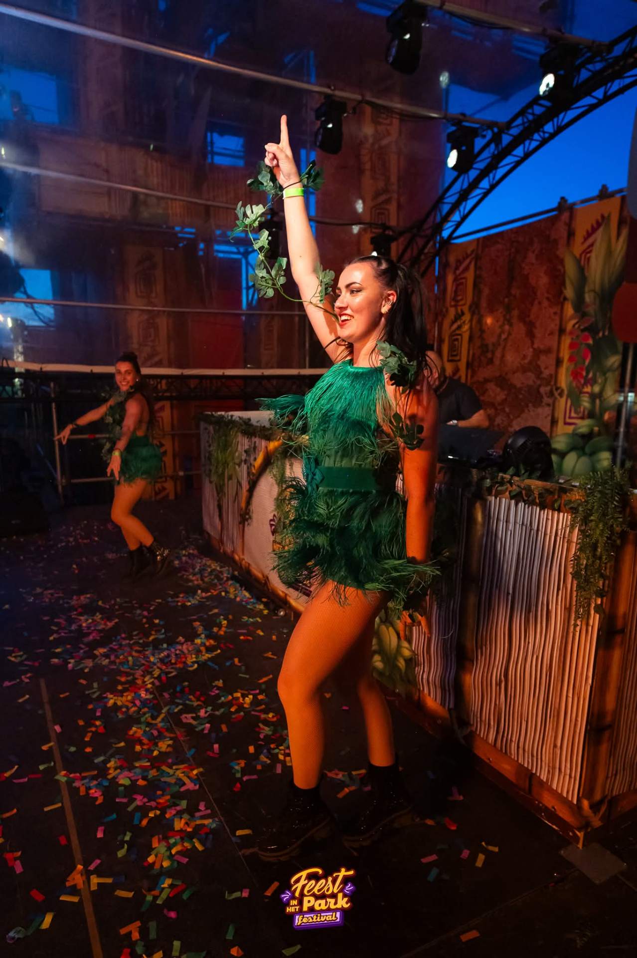 Dansduo in groene jungle-outfits op Feest in het Park