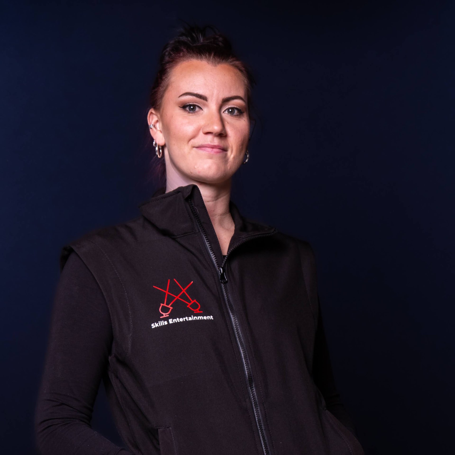 Portret van Ivy Voogt in een zwart Skills Entertainment bodywarmer