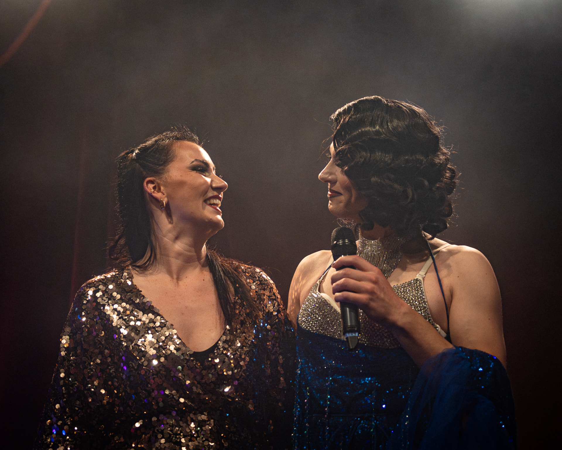 Vera Virgin in gesprek met zangeres tijdens een show